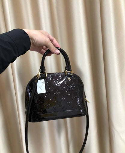 LV

95 dhs🪙🌨️

Good quality 

with box
🎁🎁🎁

Zain35
♥️♥️♥️