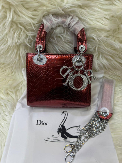 💎 Lady Dior 

1️⃣ First quality +🎁

Logo with diamond💎
Size : 17 * 14 * 7 cm
100 dhs🇦🇪🇦🇪

with box 🎁

Zain115
♥️♥️♥️