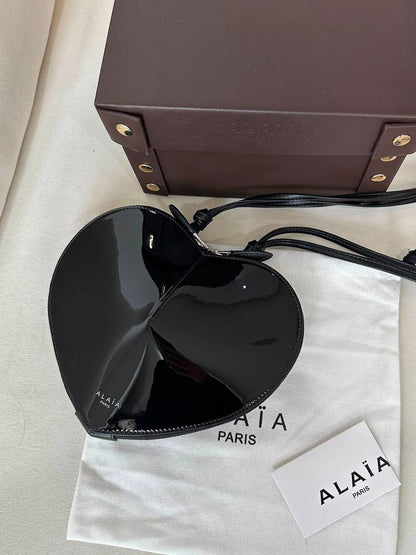Alaia Le Cœur bag
*Size 21 cm*
For Price 👇 WhatsApp✅
0568585901 
0507557372
0552275751 Owner Zain 👌

Zain274
♥️♥️♥️