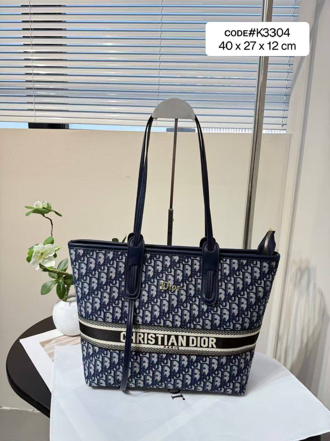 CHRISTIAN DIOR
sʜᴏᴜʟᴅᴇʀ ᴛᴏᴛᴇʙᴀɢ
ᴄᴀɴᴠᴀss & ʟᴇᴀᴛʜᴇʀ ᴍᴀᴛᴇʀɪᴀʟ
ᴡɪᴛʜ ʟᴏɴɢ ʙᴇʟᴛ sᴛʀᴀᴘ
sɪᴢᴇ: 40 cm

75 dhs❣️

Zain31
♥️♥️♥️
