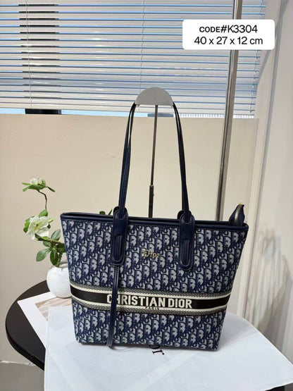 CHRISTIAN DIOR
sʜᴏᴜʟᴅᴇʀ ᴛᴏᴛᴇʙᴀɢ
ᴄᴀɴᴠᴀss & ʟᴇᴀᴛʜᴇʀ ᴍᴀᴛᴇʀɪᴀʟ
ᴡɪᴛʜ ʟᴏɴɢ ʙᴇʟᴛ sᴛʀᴀᴘ
sɪᴢᴇ: 40 cm

75 dhs❣️

Zain31
♥️♥️♥️