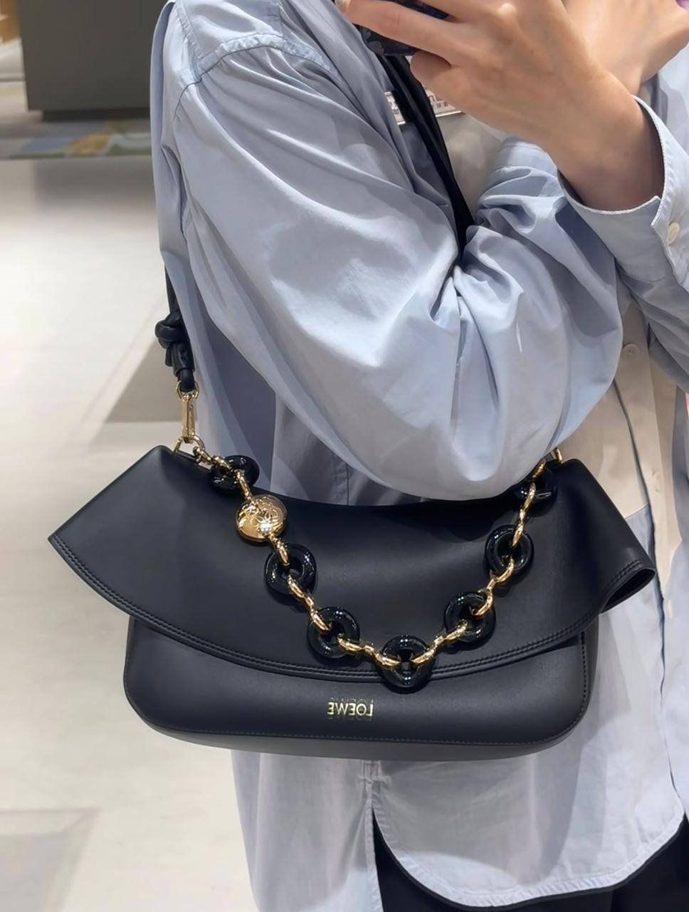 LOEWE 

COPY ONE NEW CAME 
WITH BOX 
🎁🎁🎁

155 dhs🪙🖤

Zain39
♥️♥️♥️