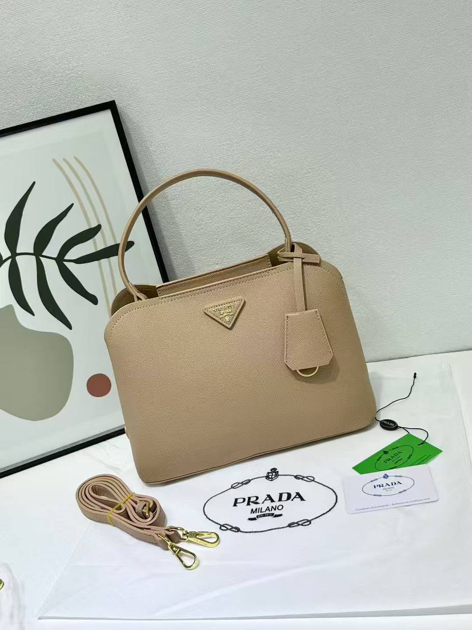 prada 
good quality
120 dhs🪙🌨️

Zain200
♥️♥️♥️