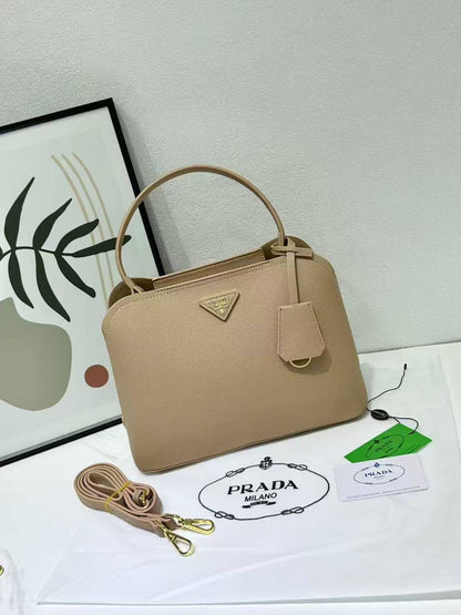 prada 
good quality
120 dhs🪙🌨️

Zain200
♥️♥️♥️