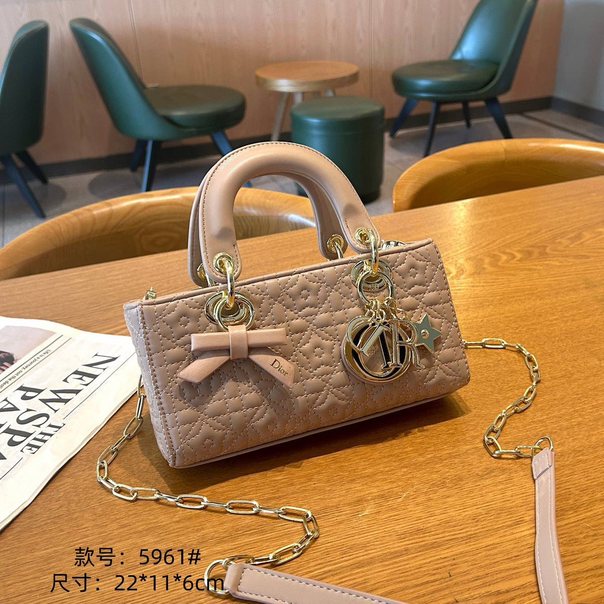 DIOR
best quality 
with box

 125 dhs🇦🇪🇦🇪  

size22CM

Zain290
♥️♥️♥️
