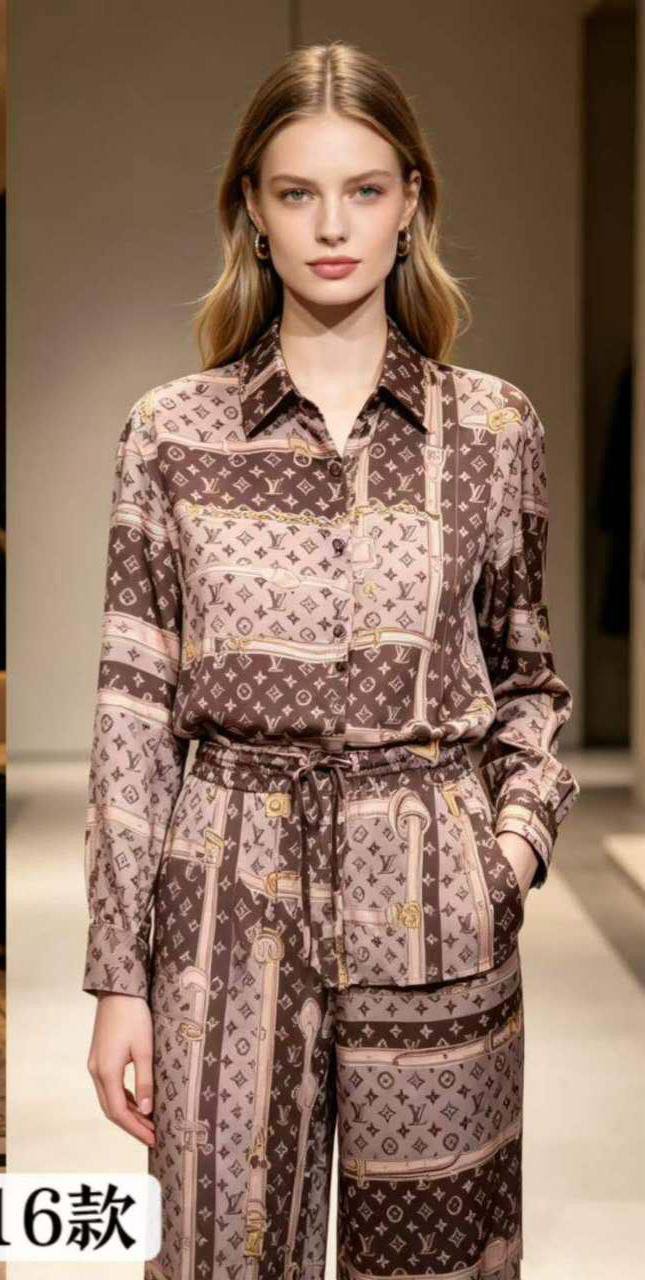 Silk suit 
Good quality 
Size: M L XL XXL
140 dhs✅

Zain295
♥️♥️♥️
