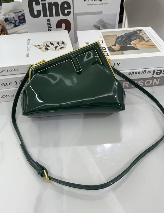 Fendi 

120 dhs✅

with box
🎁🎁🎁

Zain235
♥️♥️♥️