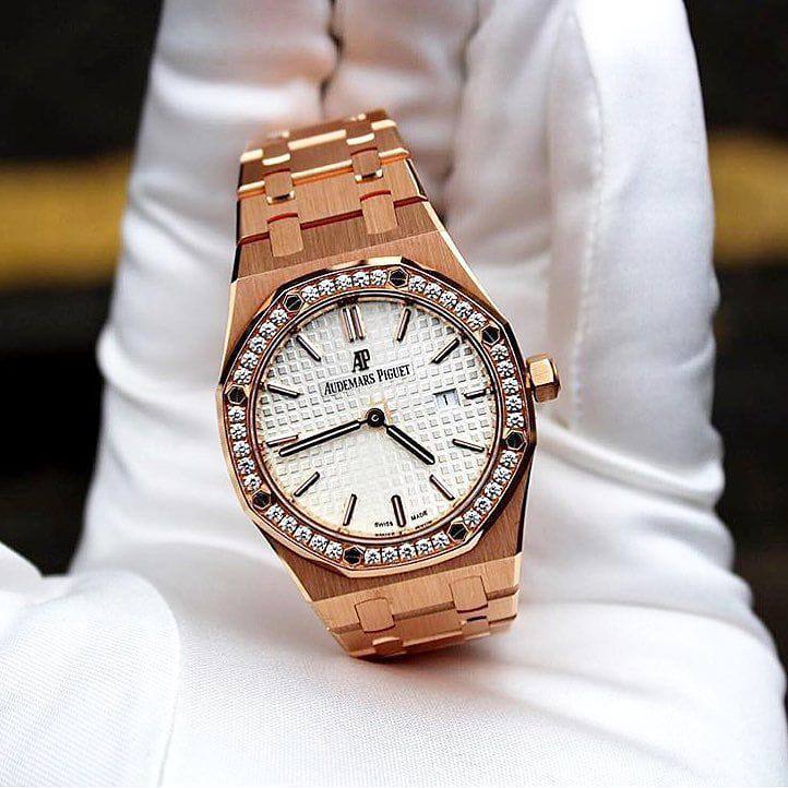 Ap watch for ladies 
good quality 
220 dhs💓

Zain59
♥️♥️♥️