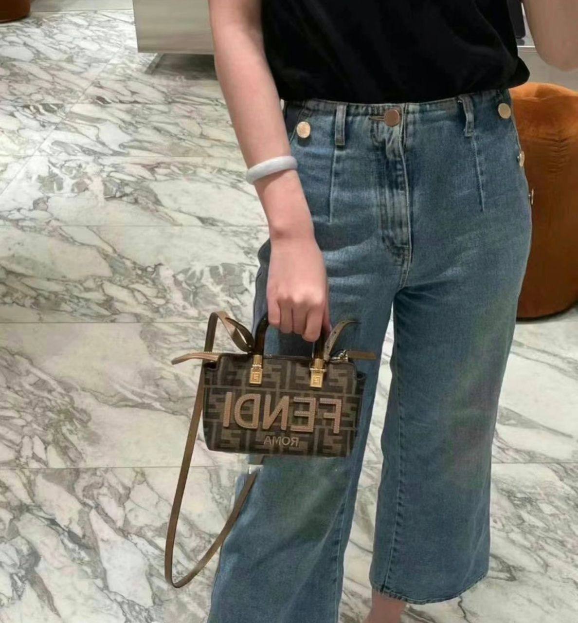 Fendi
95 dhs❣️
SIZE：20cm
Good-quality 

with box
🎁🎁🎁

Zain35
♥️♥️♥️