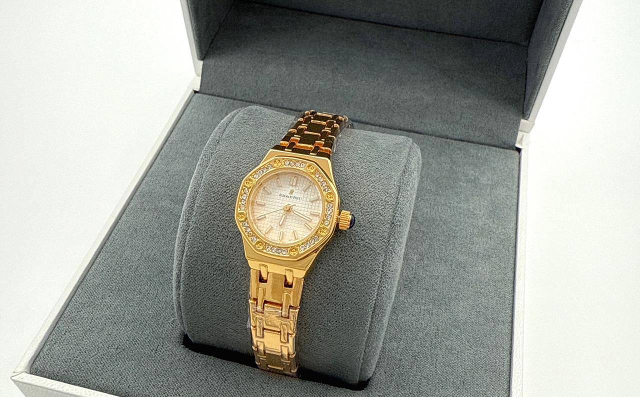 Mini size ladies watch 
55 dhs🪙🌨️

Zain45
♥️♥️♥️