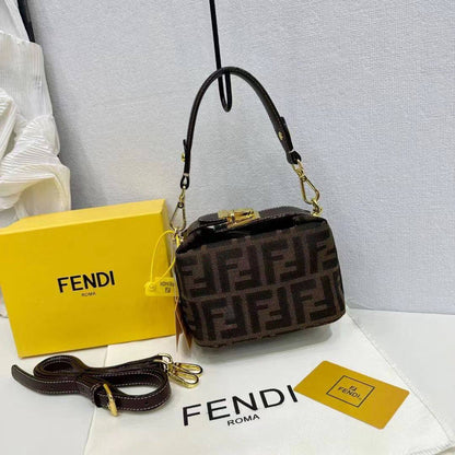 Fendi
High quality
With box 
90 dhs💓

Zain50
♥️♥️♥️