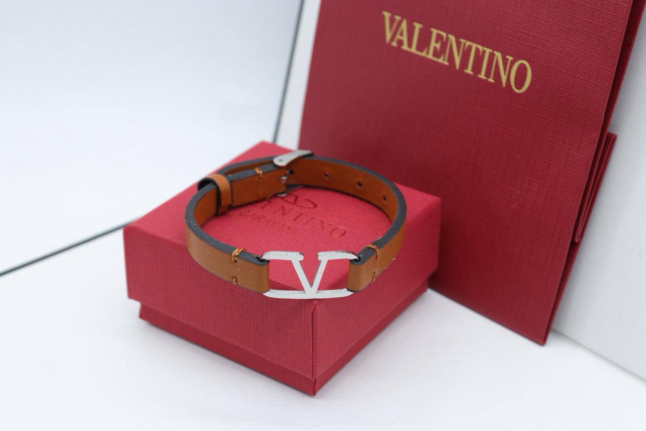 Bracelet 
55 dhs💓
+Box and paper bag🎁

Zain33
♥️♥️♥️