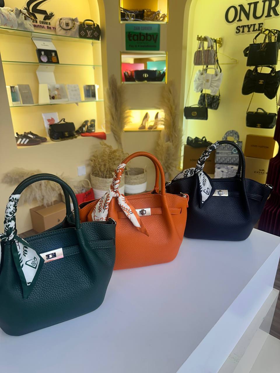 Hermes 

100 dhs

Zain161

♥️♥️♥️