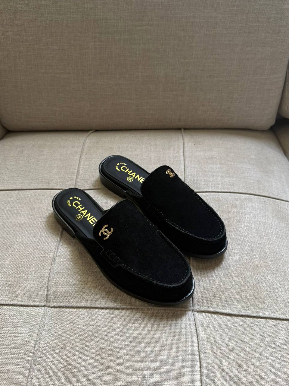 Chanel
✨ 𝐍𝐞𝐰 𝐂𝐨𝐥𝐥𝐞𝐜𝐭𝐢𝐨𝐧
✨ 𝐒𝐮𝐩𝐞𝐫 𝐌𝐚𝐬𝐭𝐞𝐫 𝐐𝐮𝐚𝐥𝐢𝐭𝐲
✨ 𝐀𝐯𝐚𝐢𝐥𝐚𝐛𝐥𝐞 𝐍𝐨𝐰
✨ 𝐒𝐢𝐳𝐞𝐬: 𝟑𝟔 — 𝟒𝟏
450 dhs✅

Zain298
♥️♥️♥️