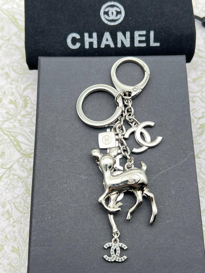 KEYCHAINS
CHANEL & LV 
60 dhs🪙🖤
With MASTER BOX 📦

Zain263
♥️♥️♥️