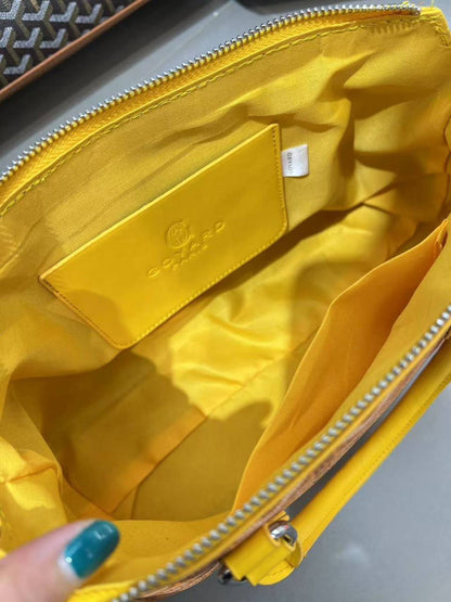 GOYARD sᴀᴛᴄʜᴇʟ
ᴛᴏᴘ ʜᴀɴᴅʙᴀɢ
ɢᴏʏᴀʀᴅɪɴᴇ ᴄᴀɴᴠᴀs
ɪᴄᴏɴɪᴄ ᴄʜᴇᴠʀᴏɴ ᴘᴀᴛᴛᴇʀɴ
ᴡɪᴛʜ ʟᴏɴɢ ʙᴇʟᴛ sᴛʀᴀᴘ
sɪᴢᴇ: 32 cm

75 dhs✅

Zain31
♥️♥️♥️