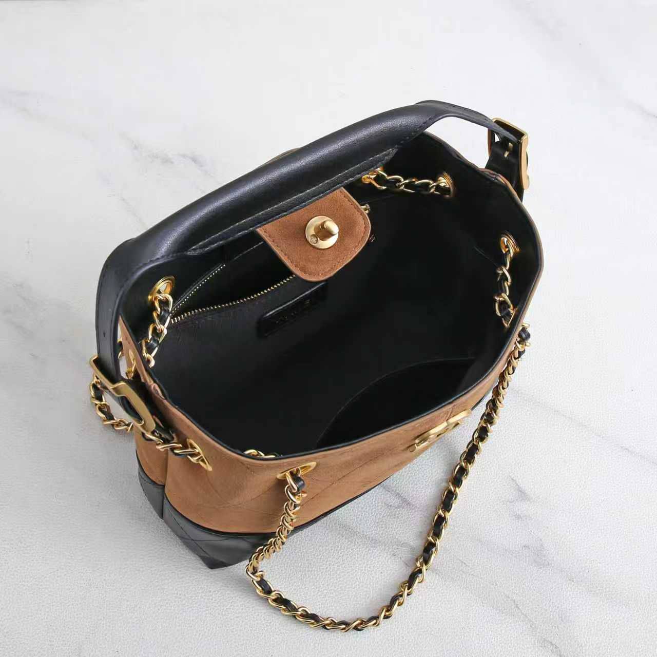 Chanel
100 dhs❣️
SIZE:23/8/18

with box
🎁🎁🎁

Zain07
♥️♥️♥️