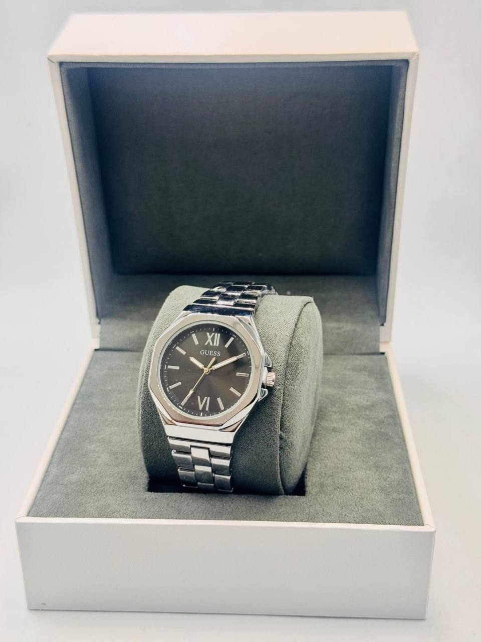 Guess Ladies
*New arrival*🔥
55 dhs🪙🌨️

Zain08
♥️♥️♥️