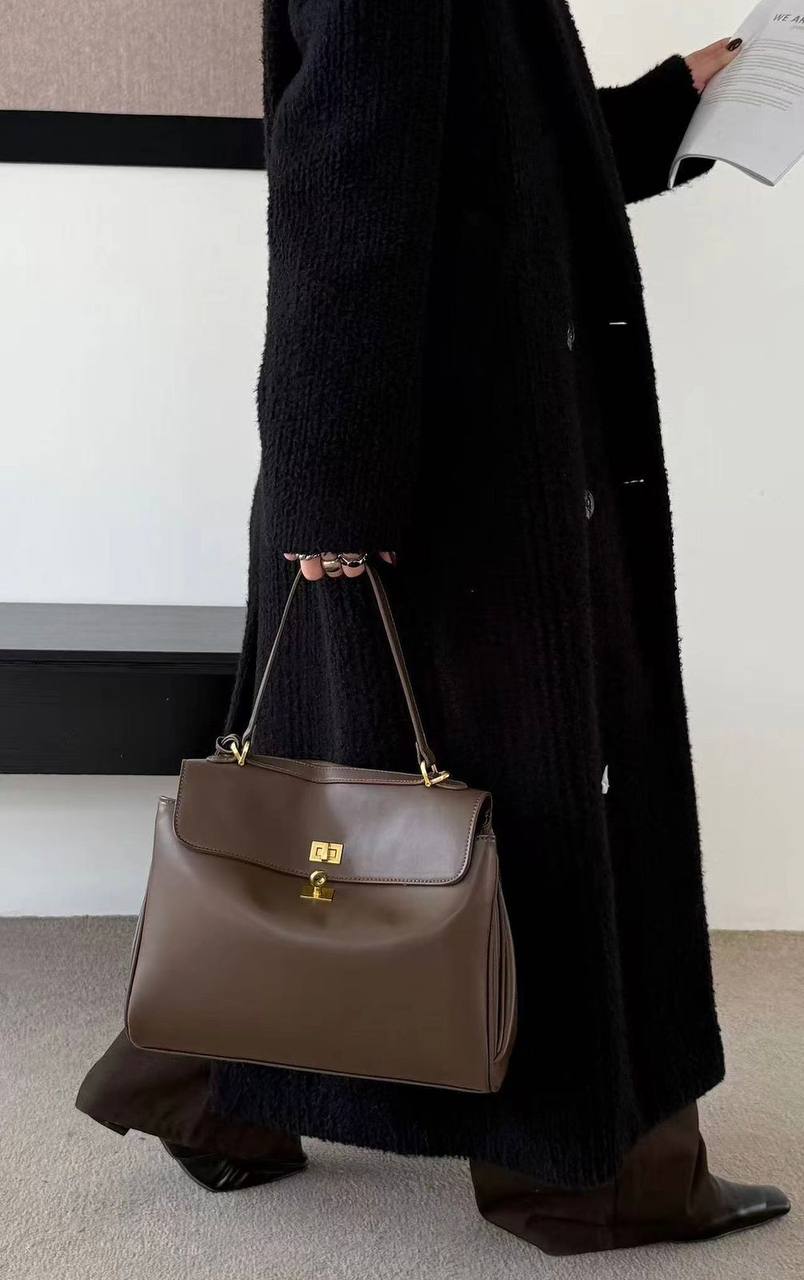BALENCIAGA 
HIGH QUALITY 
140 dhs✅

Zain295
♥️♥️♥️