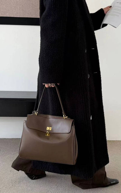 BALENCIAGA 
HIGH QUALITY 
140 dhs✅

Zain295
♥️♥️♥️