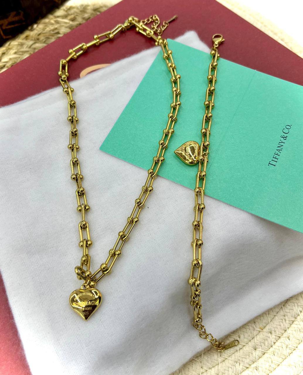 Stainless steel 🔥*
Non tarnish 💯
Necklace ❤️‍🔥
Bracelet 🌸
With normal boxes 🗃️ 
And paper bag🛍️
45 dhs🪙🌨️

Zain216
♥️♥️♥️