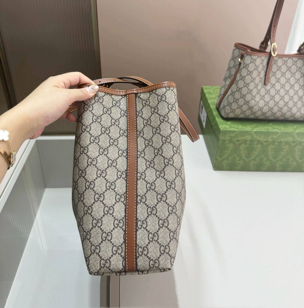 GUCCI 
NEW CAME GOOD QUALITY 
120 dhs❣️

Zain39
♥️♥️♥️