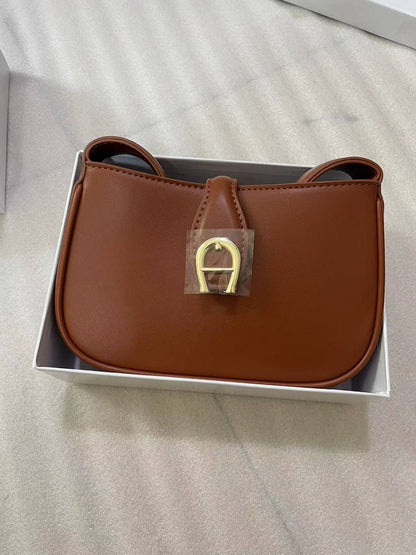 Aigner
95 dhs✅ 

with box
🎁🎁🎁

Zain72
♥️♥️♥️