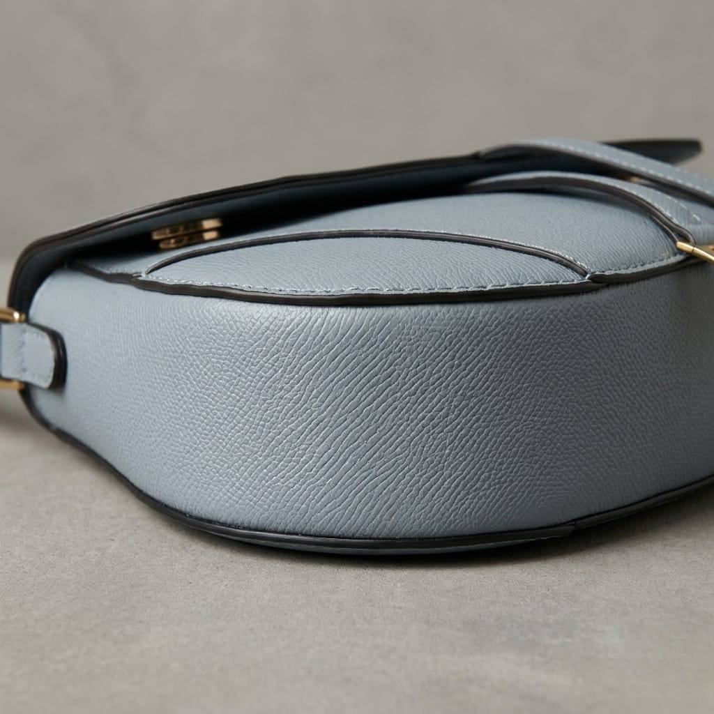CHRISTIAN DIOR SADDLE
sʜᴏᴜʟᴅᴇʀ/ ᴄʀᴏss ʙᴏᴅʏʙᴀɢ
ɢᴏʟᴅ ʜᴀʀᴅᴡᴀʀᴇ
ɢʀᴀɪɴᴇᴅ ʟᴇᴀᴛʜᴇʀ
ZIPPER TYPE
sɪᴢᴇ : 24 cm
ᴡɪᴛʜ BOX

85 dhs💓

Zain31
♥️♥️♥️