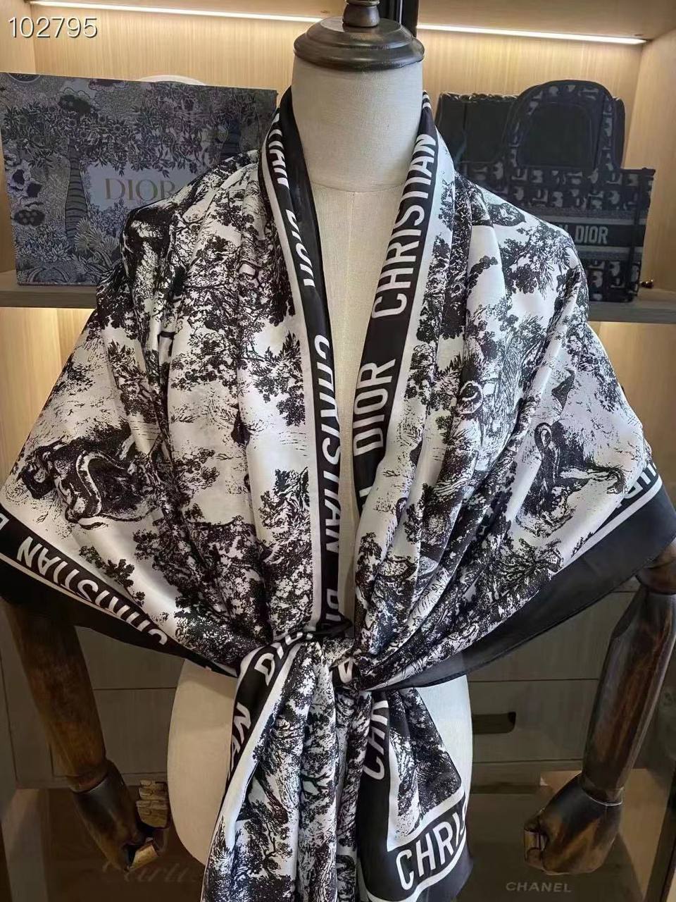 Silk scarf 
40 dhs✅

Zain93
♥️♥️♥️