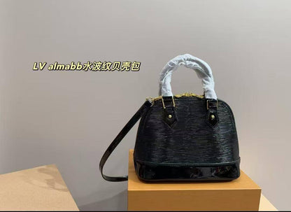 LV

withbox 
🎁🎁🎁

95 dhs❤️

Zain143
♥️♥️♥️