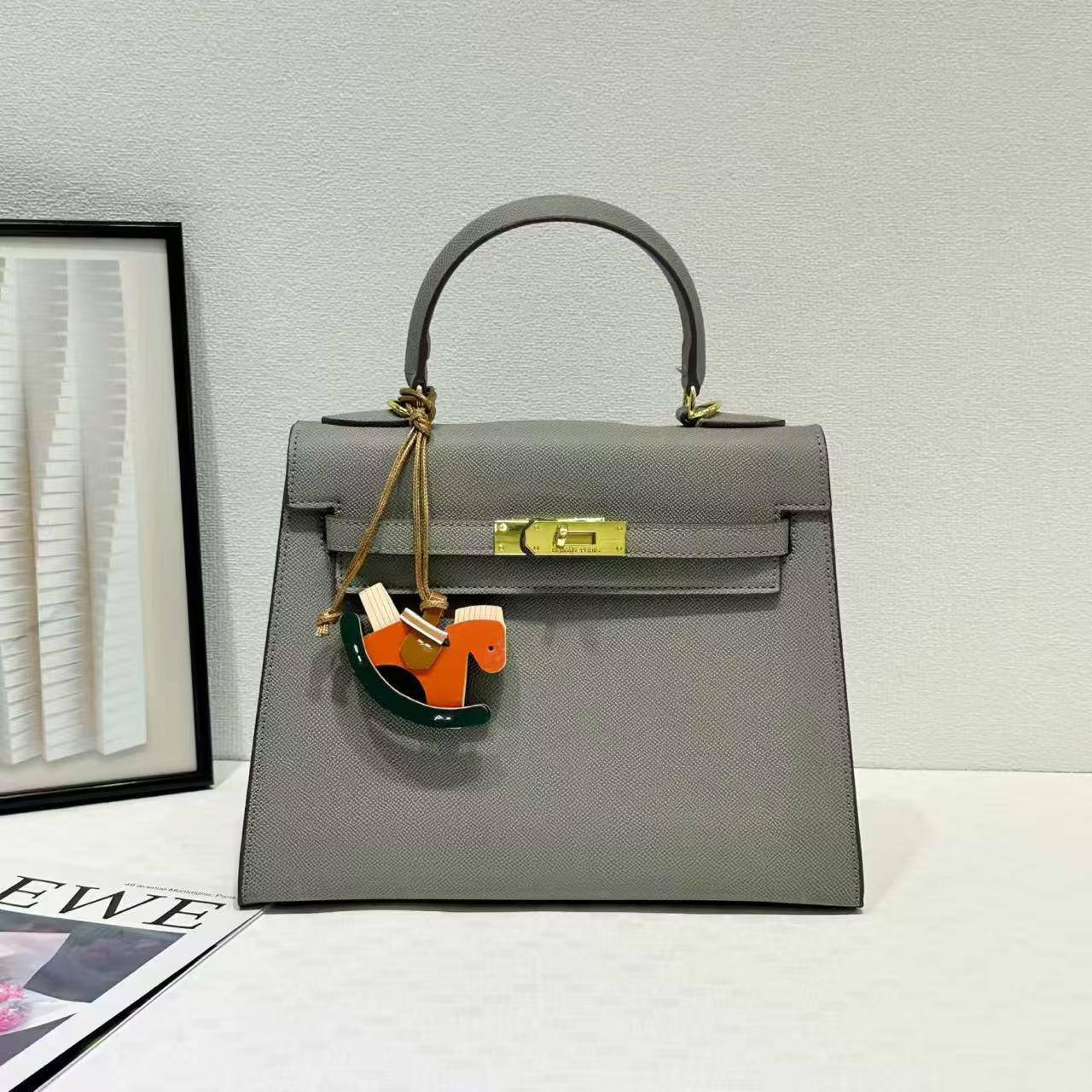 Hermes

with box
🎁🎁🎁

105 dhs💓

Zain143
♥️♥️♥️
