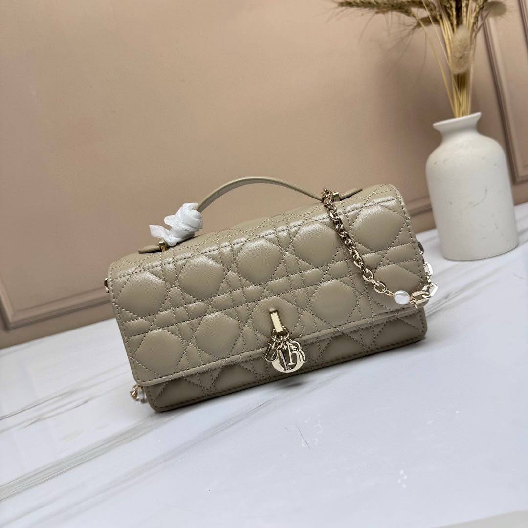 Dior 
Master🎁
290 dhs✅
#22cm

Zain228
♥️♥️♥️