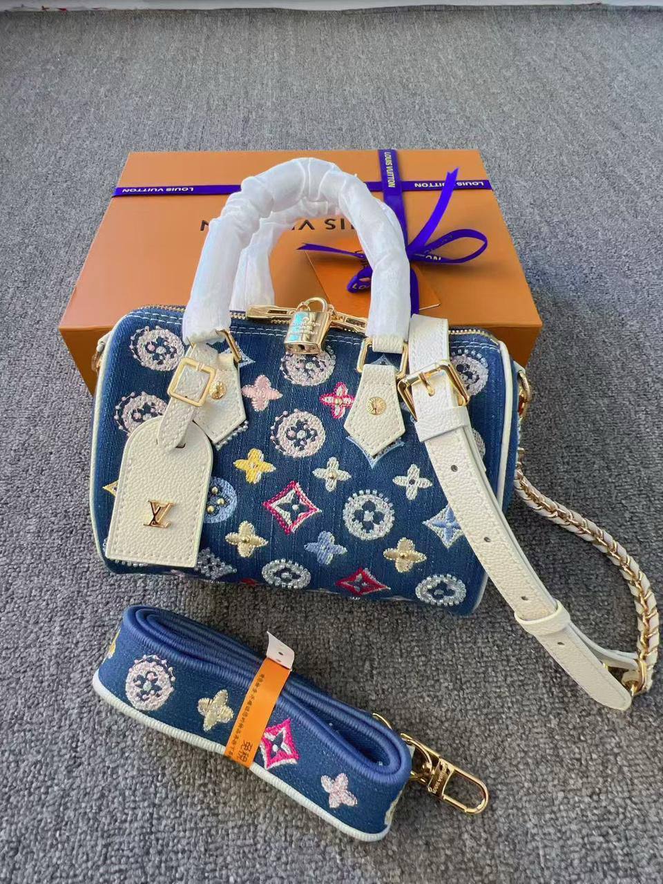 LV
Master
320 dhs✅
20cm

Zain297
♥️♥️♥️
