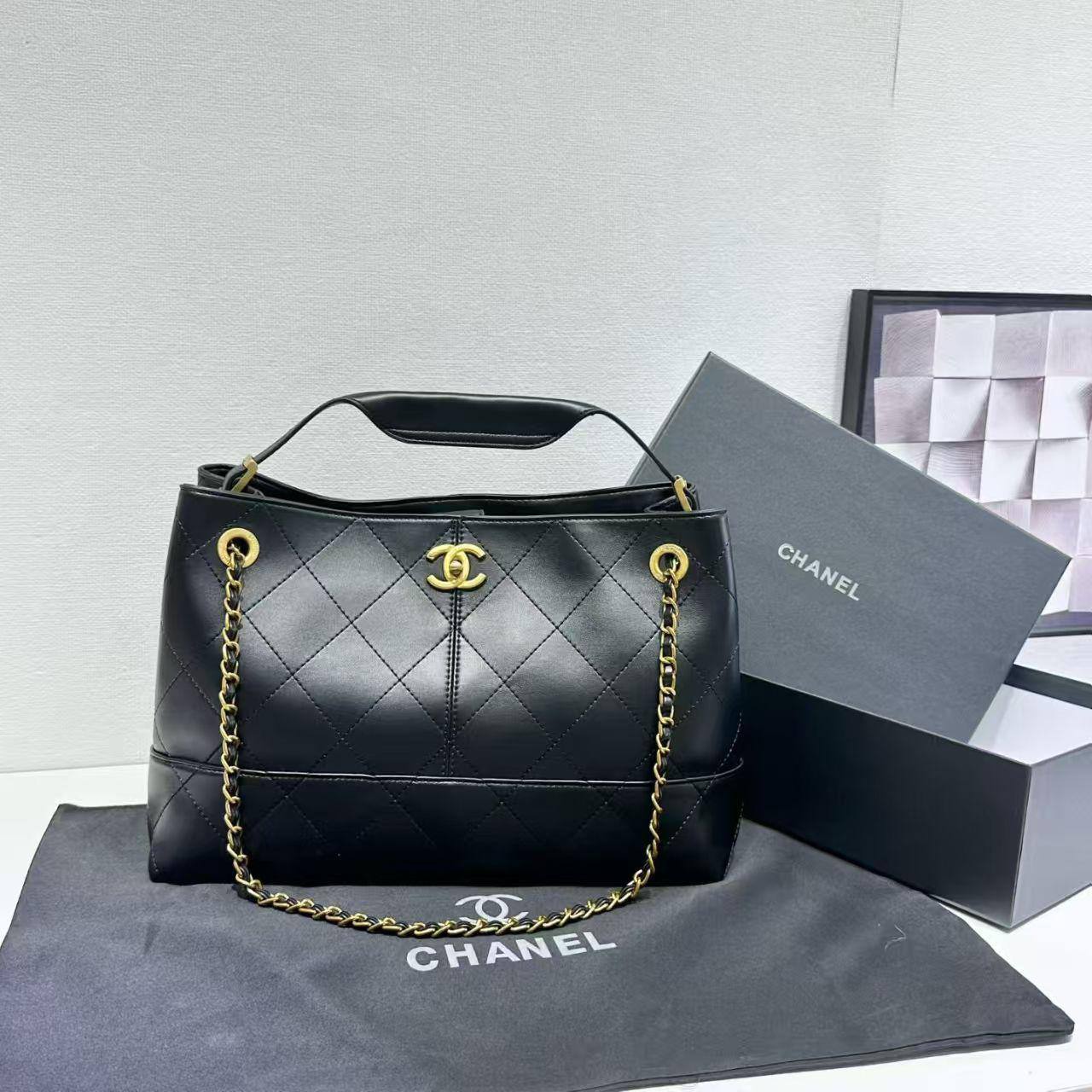 Chanel 
Size : 30 * 20 * 12 cm
105 dhs🪙
with box🎁

Zain115
♥️♥️♥️