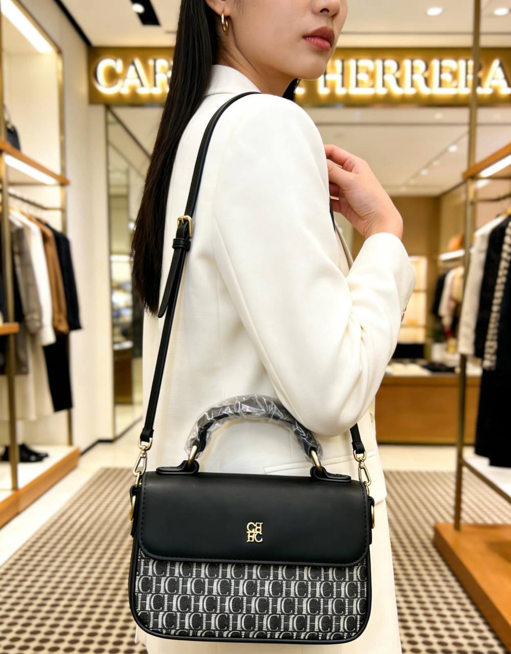 CH

100 dhs✅

with box 
🎁🎁🎁

Size:20/6/12

Zain07
♥️♥️♥️