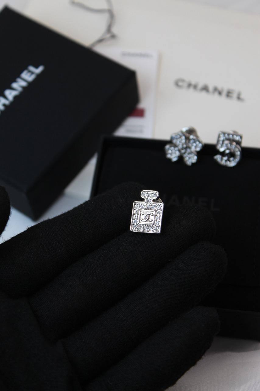 *CHANEL*  🤍

🆕🎉🥳🎊🆕
* BROOCH, Clip , Pin
* Gold-Finish Metal with Stones

* ⁠↗️ *Super Master Quality ®️*
For Price 👇 WTSP Text Zain 0568585901

Zain106
♥️♥️♥️