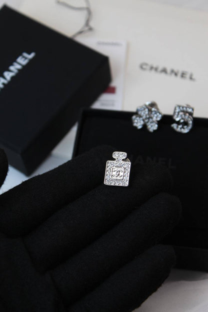 *CHANEL*  🤍

🆕🎉🥳🎊🆕
* BROOCH, Clip , Pin
* Gold-Finish Metal with Stones

* ⁠↗️ *Super Master Quality ®️*
For Price 👇 WTSP Text Zain 0568585901

Zain106
♥️♥️♥️