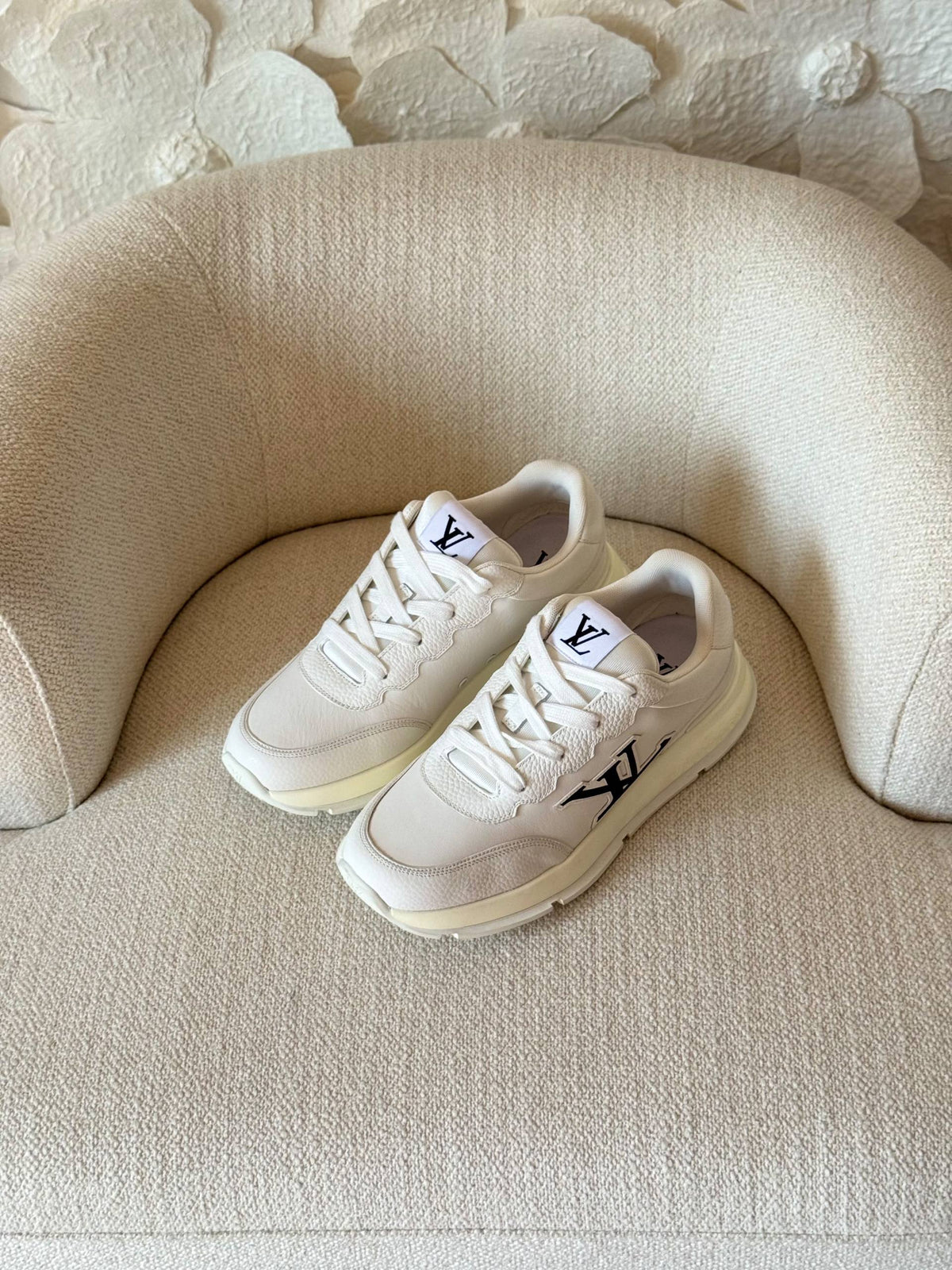 LV

AAA quality

size: 40 to 46
560 dhs🇦🇪🇦🇪

Zain185
♥️♥️♥️