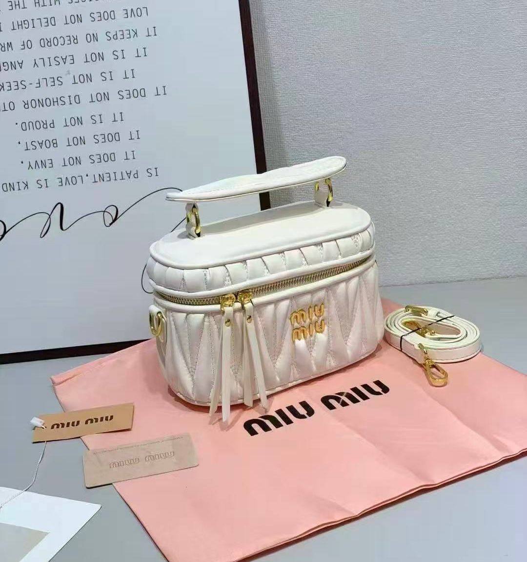 MIU MIU 

NEW CAME 
GOOD QUALITY 
WITH BOX 

90 dhs🇦🇪🇦🇪

Zain39
♥️♥️♥️
