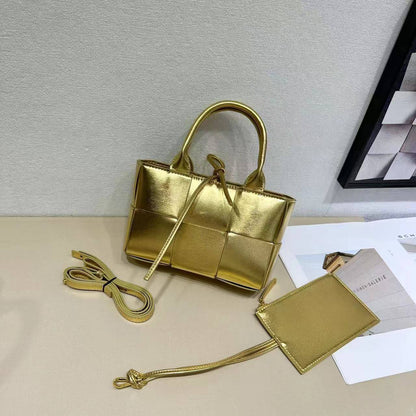 Bottega Veneta 
Good Quality 

With Box 
🎁🎁🎁

95 dhs🗽

Zain250
♥️♥️♥️