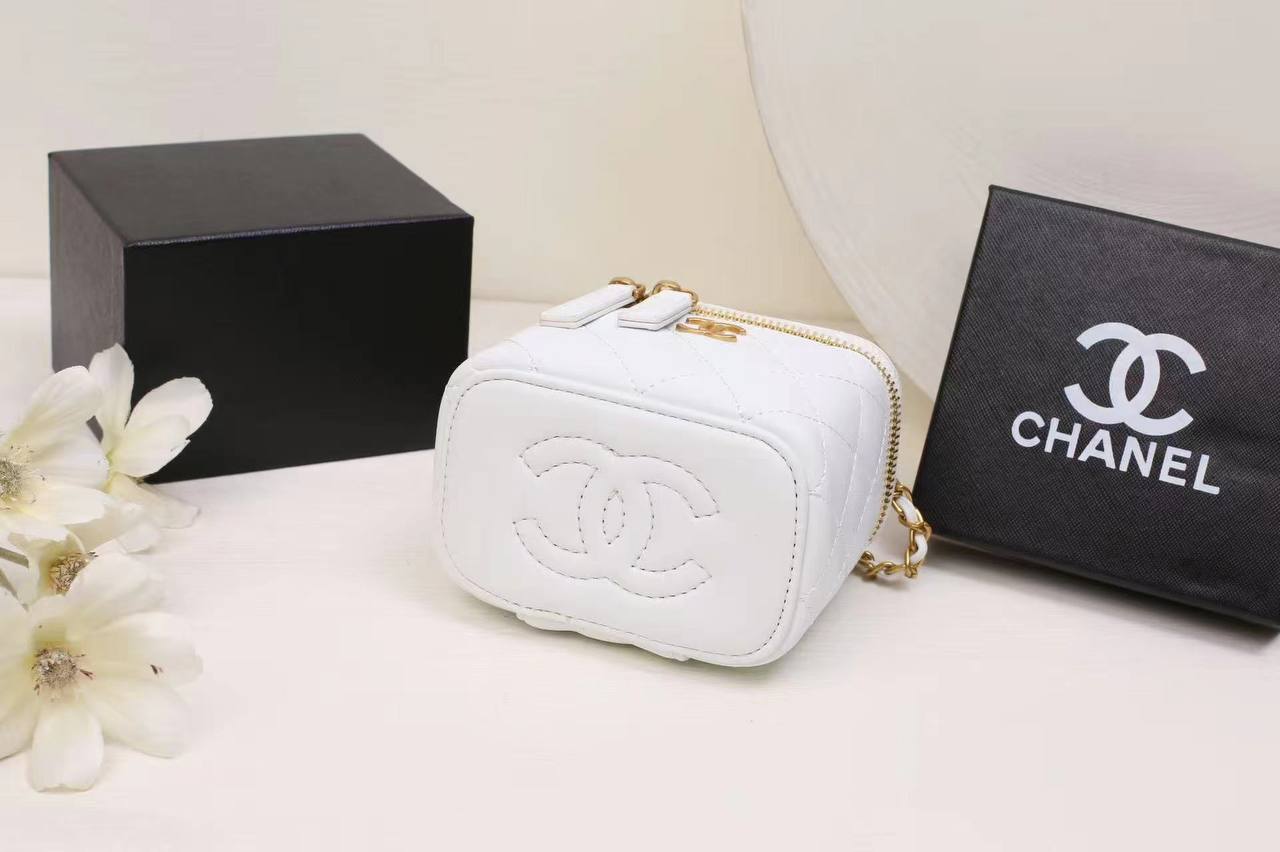 Chanel
90 dhs✅

with box
🎁🎁🎁

size small

Zain26
♥️♥️♥️