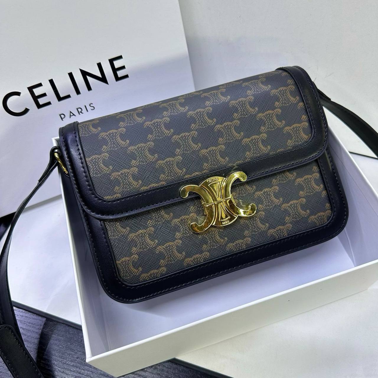 CELINE 
GOOD QUALITY
 WITH BOX 🎁
110 dhs✅

Zain295
♥️♥️♥️