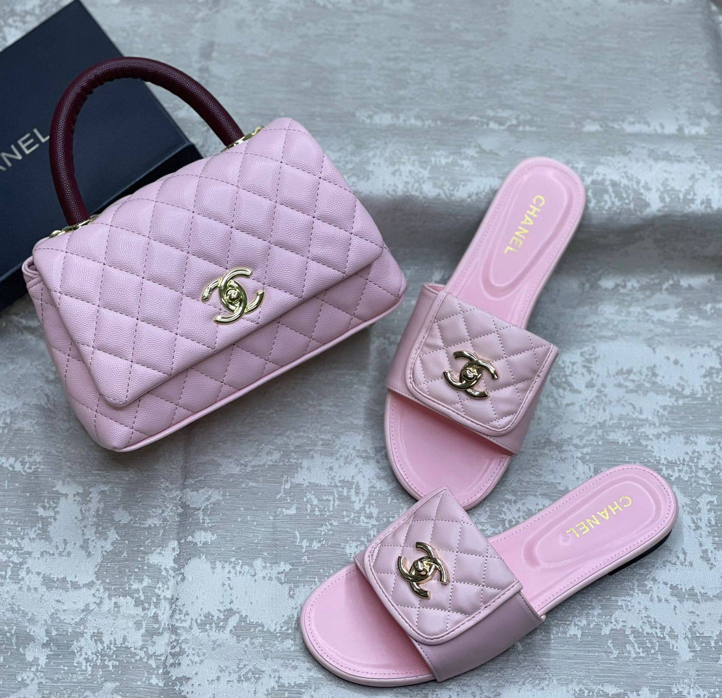 Chanel  
shoes & bag. Set 
170 dhs❣️
Shoes size. 36 to 41 

Zain175
♥️♥️♥️