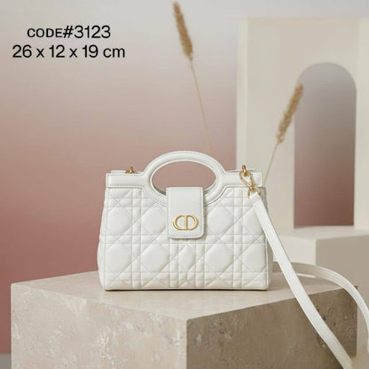 CHRISTIAN DIOR
ᴊᴏʟɪᴇ ᴛᴏᴘ ʜᴀɴᴅʟᴇ
ᴡɪᴛʜ ʟᴏɴɢ ʙᴇʟᴛ sᴛʀᴀᴘ
ɢᴏʟᴅ ʜᴀʀᴅᴡᴀʀᴇ
sɪᴢᴇ : 26 cm

75 dhs💓

Zain31
♥️♥️♥️