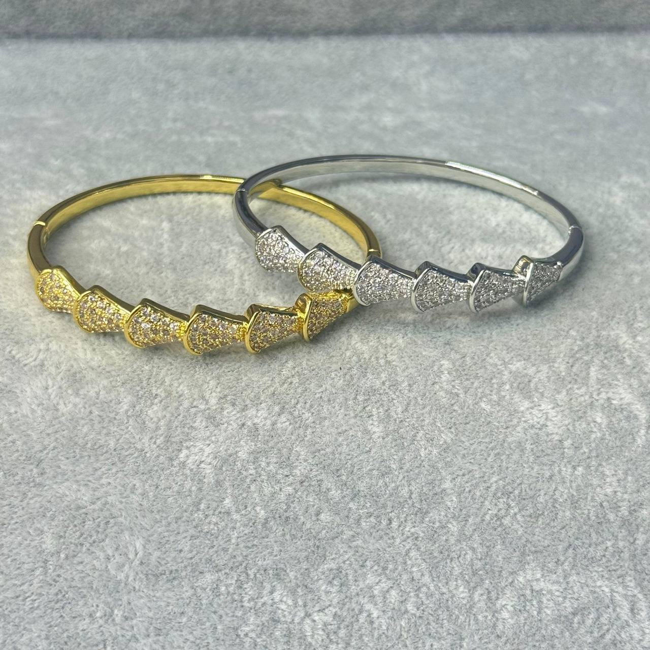 VCA 
Bangle 🦋
Ring 💍 size available 👇
6,7,8,9
Master quality 💯
With normal boxes 📦 
125 dhs💓
With master box 📦 
145 dhs💓

Zain216
♥️♥️♥️