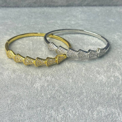 VCA 
Bangle 🦋
Ring 💍 size available 👇
6,7,8,9
Master quality 💯
With normal boxes 📦 
125 dhs💓
With master box 📦 
145 dhs💓

Zain216
♥️♥️♥️
