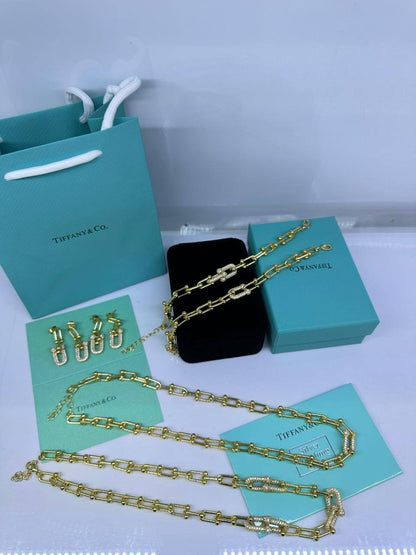Tiffany set💥*
*Stainless steel SET 💯*
Necklace ❤️‍🩹
Earring 🍁
Breslat ❣️
With normal boxes 📦 
And paper bag 🛍️
65 dhs🗽
With master box 🗃️ 
95 dhs🗽

Zain216
♥️♥️♥️
