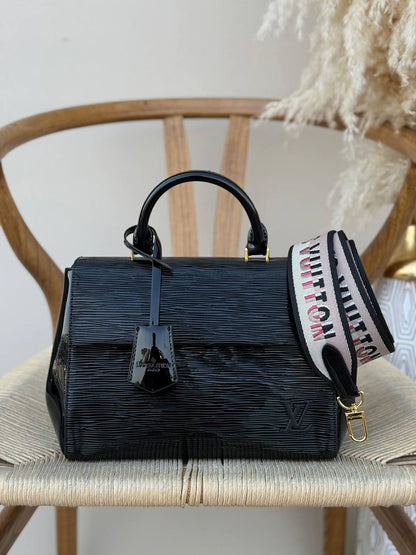 LV
26cm
340 dhs🇦🇪
Top quality 
With box🎁

Zain167
♥️♥️♥️