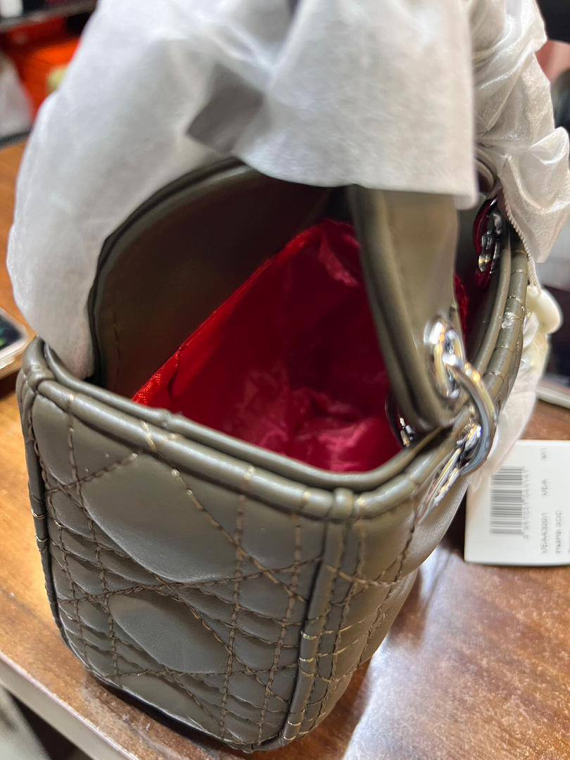 Dior 

100 dhs✅
with box
🎁🎁🎁

size 14×7×11cm

Zain42
♥️♥️♥️