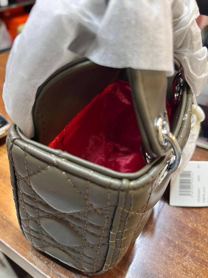 Dior 

100 dhs✅
with box
🎁🎁🎁

size 14×7×11cm

Zain42
♥️♥️♥️